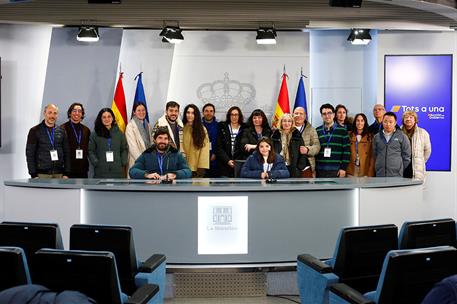 6/03/2025. Visitas del Programa Moncloa Abierta. Participantes del Programa Moncloa Abierta posan en la sala de prensa donde se celebra la r...